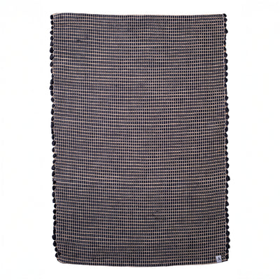 Petit tapis noir à rayures de jute en laine tissée à la main au Portugal, avec des motifs blancs.