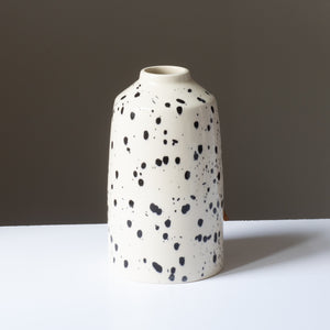 Vase à fleurs crème avec des touches de noir avec une petite ouverture