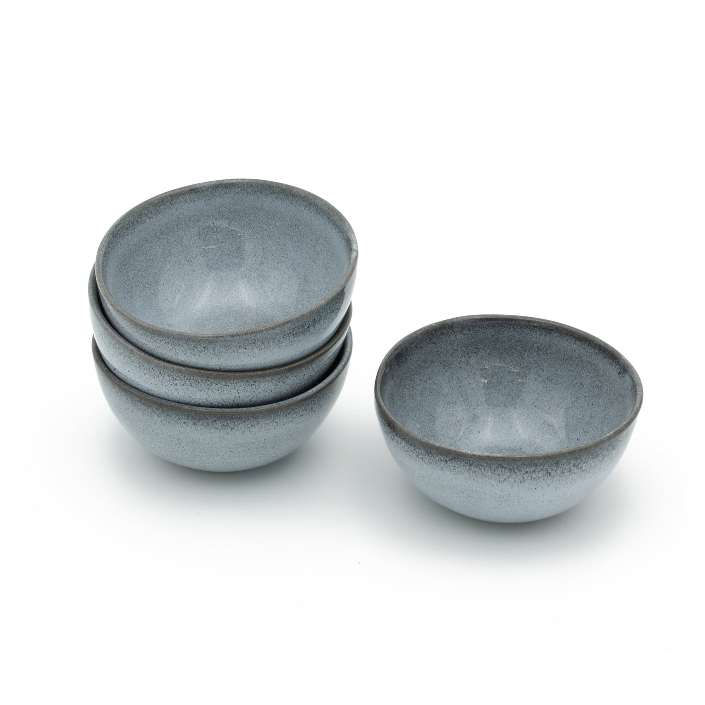 Vier kleine blaue Snack Bowls aufeinander gestapelt mit weissem Hintergrund