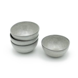 Petit bol gris clair idéal pour les noix, les dips ou les olives