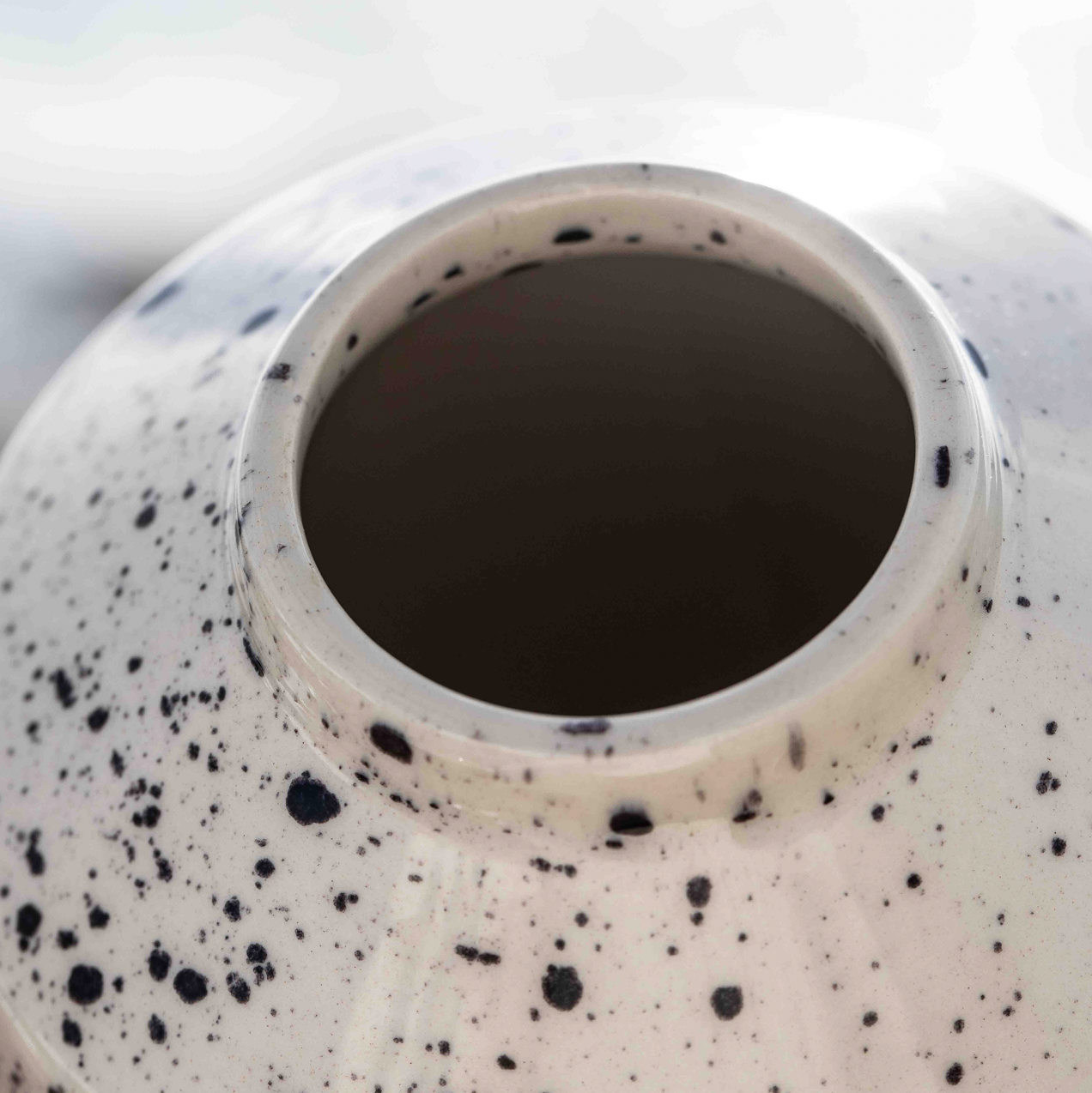 Détail de l'ouverture du vase à fleurs en Black Dots